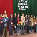 Công an huyện Đô Lương và công ty Thái Dương tặng quà cho người nghèo ở xã Đại Sơn